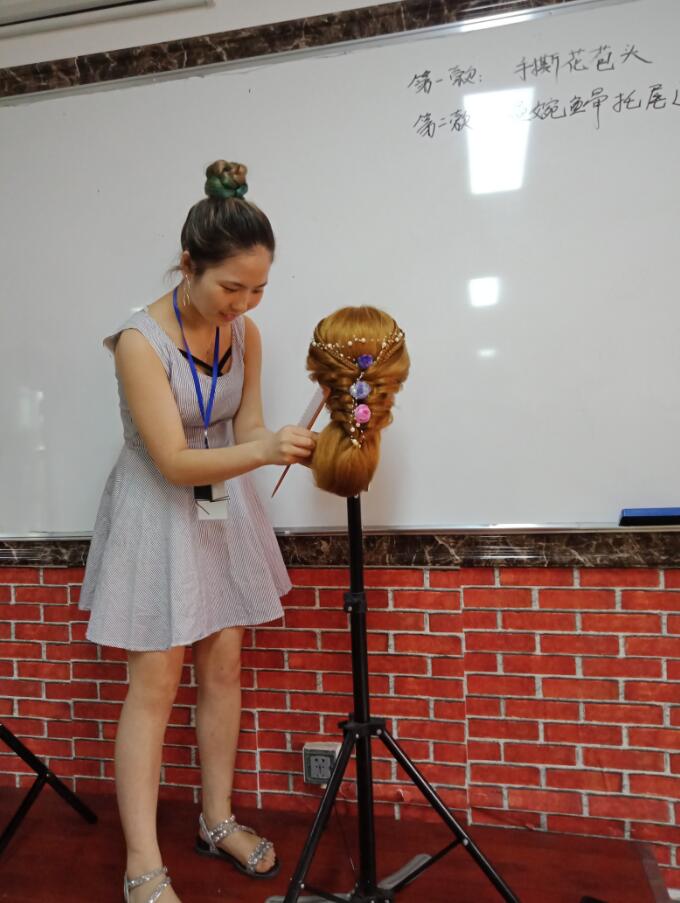 朱兴艳 杨艳——锦风教育美容美发培训学校