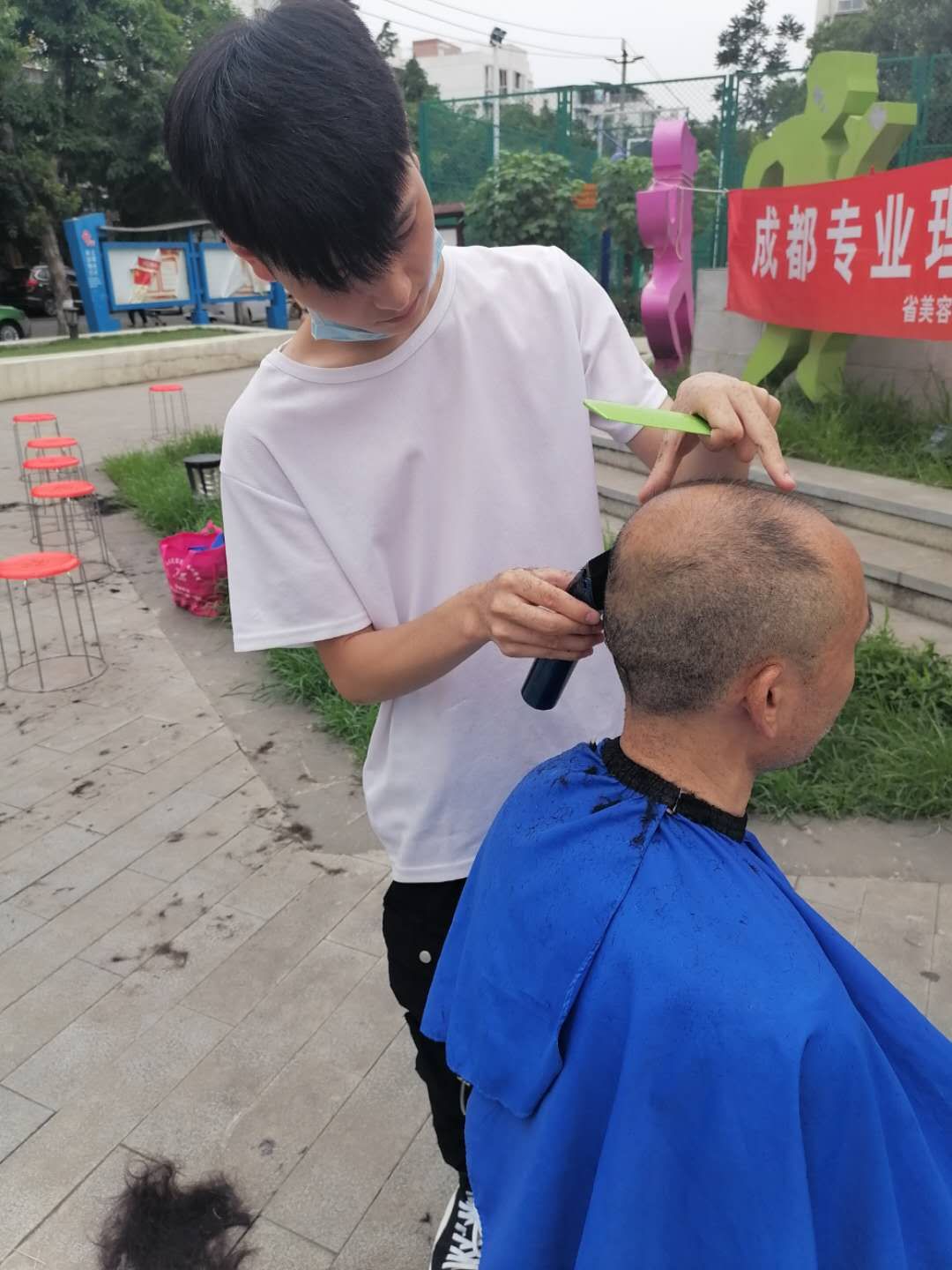 7月5日成华区荆竹社区广场义剪服务 5f02c90c03a21.jpg