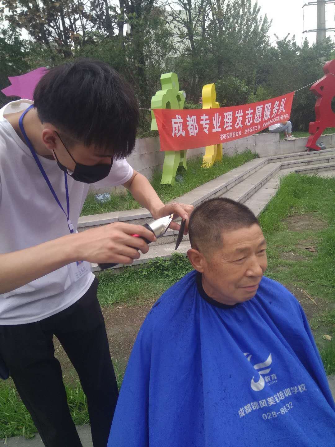 7月5日成华区荆竹社区广场义剪服务 5f02c90c03a21.jpg