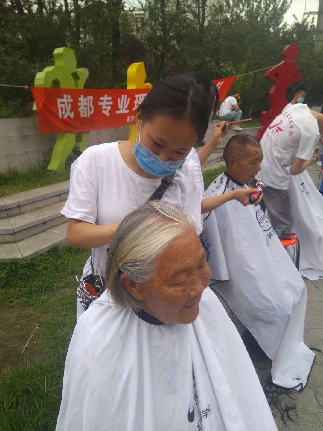 7月5日成华区荆竹社区广场义剪服务 5f02c90c03a21.jpg