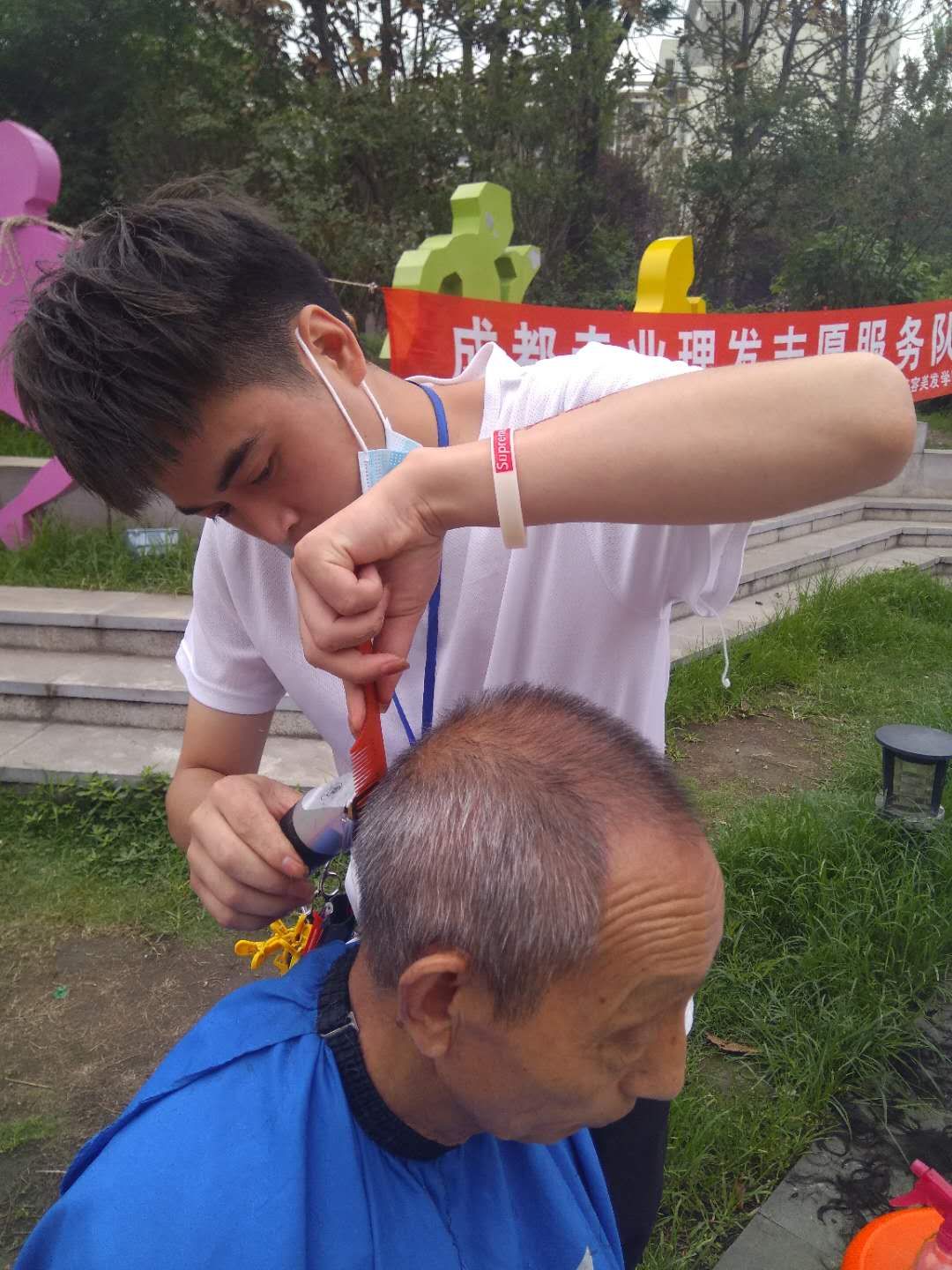 7月5日成华区荆竹社区广场义剪服务 5f02c90c03a21.jpg