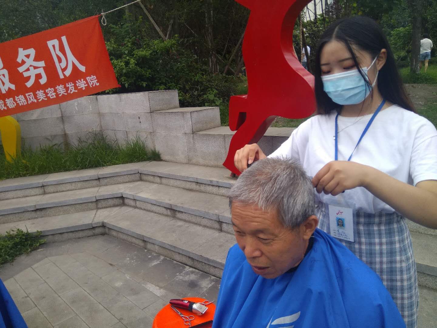 7月5日成华区荆竹社区广场义剪服务 5f02c90c03a21.jpg