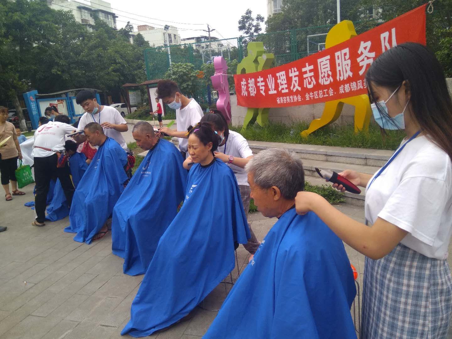7月5日成华区荆竹社区广场义剪服务 5f02c90c03a21.jpg