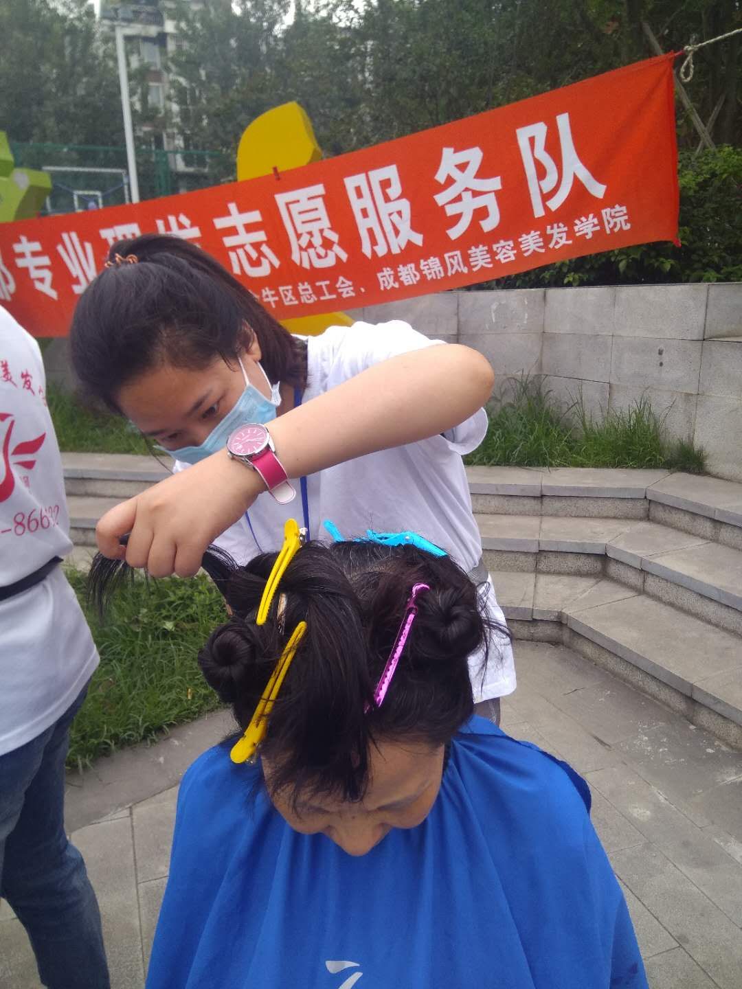 7月5日成华区荆竹社区广场义剪服务 5f02c90c03a21.jpg