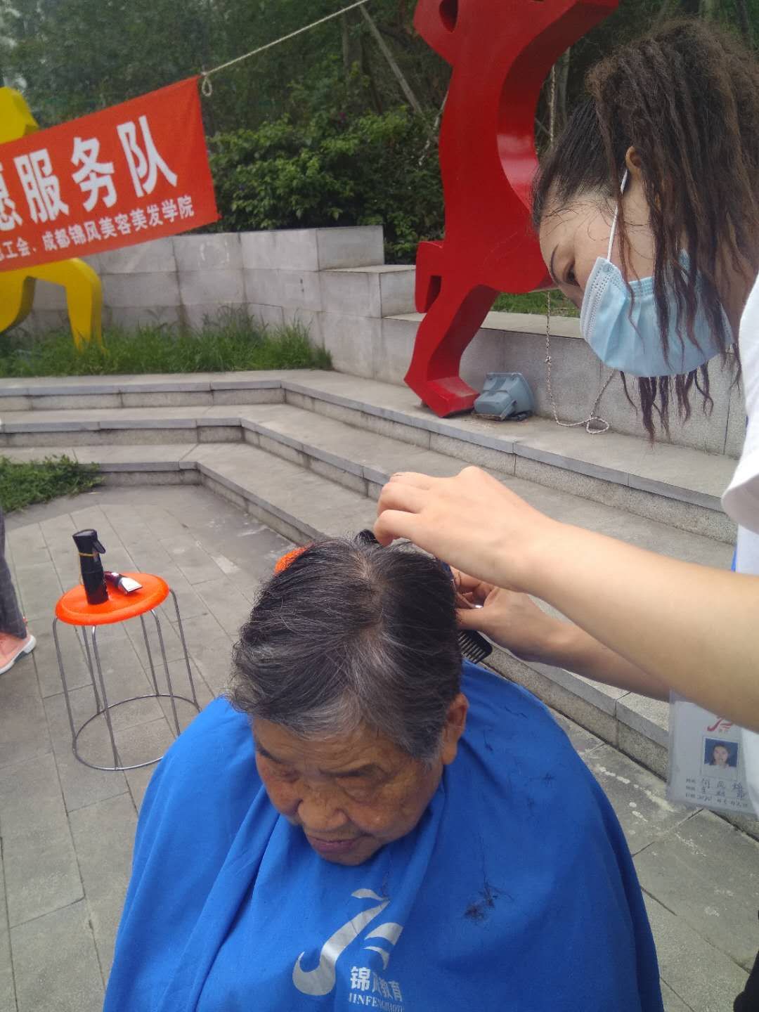 7月5日成华区荆竹社区广场义剪服务 5f02c90c03a21.jpg