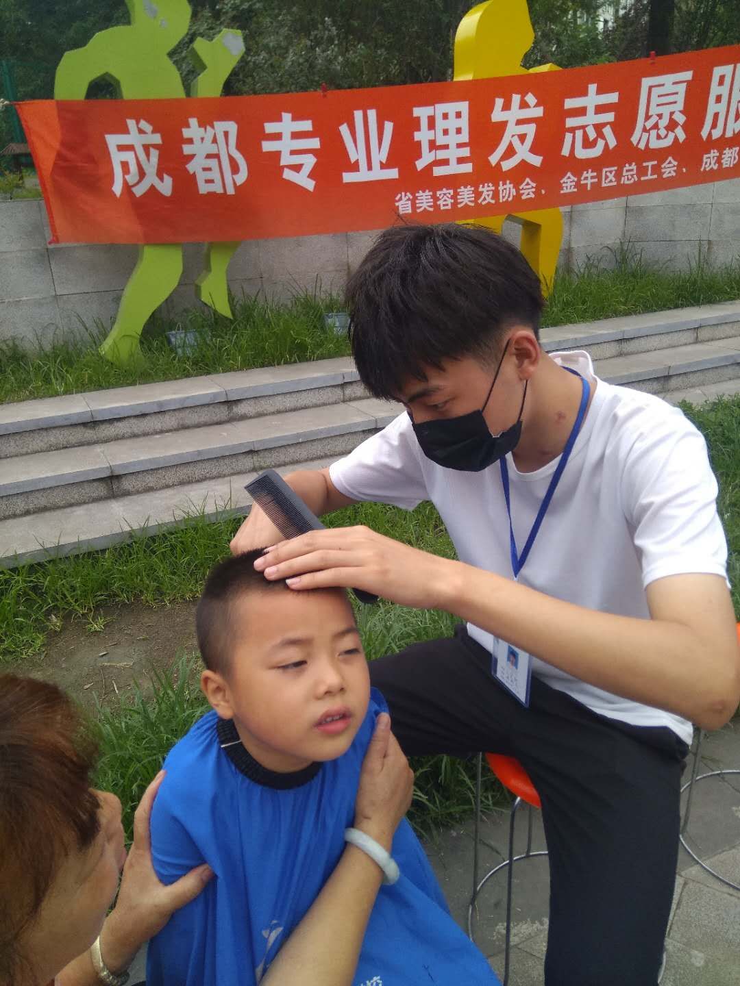 7月5日成华区荆竹社区广场义剪服务 5f02c90c03a21.jpg