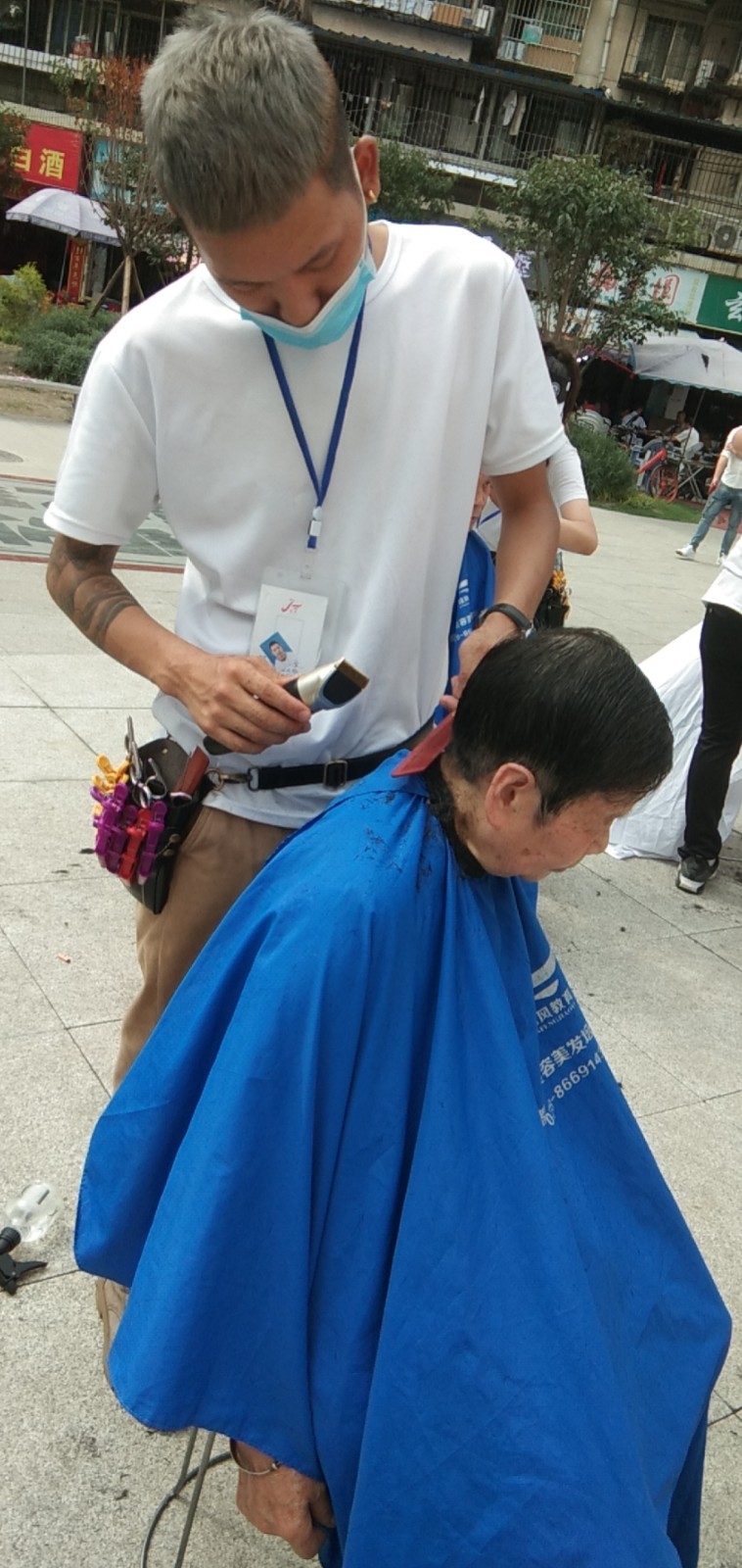 7月5日成华区荆竹社区广场义剪服务 5f02c90c03a21.jpg